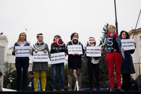  08.04.2016 WARSZAWA<br /> PIKIETA NOWOCZESNEJ POD SEJMEM NIE MA ZGODY NA MILCZENIE W SPRZECIWIE WOBEC ZAOSTRZANIA PRAWA DO ABORCJI<br /> N/Z POSLANKI I CZLONKINIE NOWOCZESNEJ<br />  