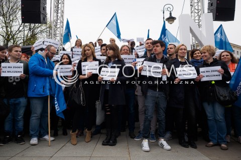  08.04.2016 WARSZAWA<br /> PIKIETA NOWOCZESNEJ POD SEJMEM NIE MA ZGODY NA MILCZENIE W SPRZECIWIE WOBEC ZAOSTRZANIA PRAWA DO ABORCJI<br /> N/Z UCZESTNICY ZDJECIE GRUPOWE<br />  