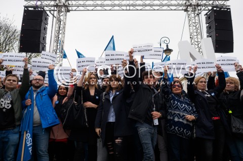  08.04.2016 WARSZAWA<br /> PIKIETA NOWOCZESNEJ POD SEJMEM NIE MA ZGODY NA MILCZENIE W SPRZECIWIE WOBEC ZAOSTRZANIA PRAWA DO ABORCJI<br /> N/Z UCZESTNICY ZDJECIE GRUPOWE<br />  