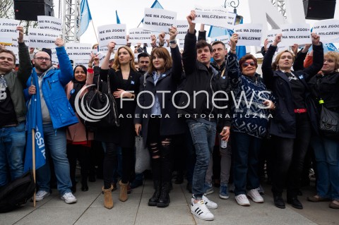  08.04.2016 WARSZAWA<br /> PIKIETA NOWOCZESNEJ POD SEJMEM NIE MA ZGODY NA MILCZENIE W SPRZECIWIE WOBEC ZAOSTRZANIA PRAWA DO ABORCJI<br /> N/Z UCZESTNICY ZDJECIE GRUPOWE<br />  