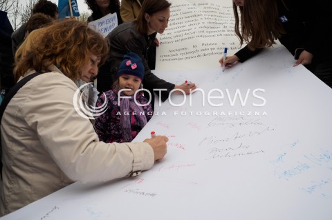  08.04.2016 WARSZAWA<br /> PIKIETA NOWOCZESNEJ POD SEJMEM NIE MA ZGODY NA MILCZENIE W SPRZECIWIE WOBEC ZAOSTRZANIA PRAWA DO ABORCJI<br /> N/Z SKLADANIE PODPISOW POD APELEM NOWOCZESNEJ<br />  