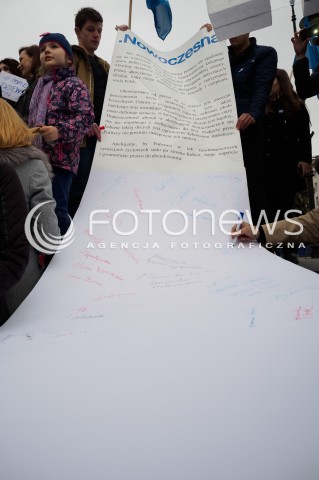  08.04.2016 WARSZAWA<br /> PIKIETA NOWOCZESNEJ POD SEJMEM NIE MA ZGODY NA MILCZENIE W SPRZECIWIE WOBEC ZAOSTRZANIA PRAWA DO ABORCJI<br /> N/Z SKLADANIE PODPISOW POD APELEM NOWOCZESNEJ<br />  