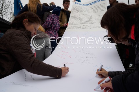 08.04.2016 WARSZAWA<br /> PIKIETA NOWOCZESNEJ POD SEJMEM NIE MA ZGODY NA MILCZENIE W SPRZECIWIE WOBEC ZAOSTRZANIA PRAWA DO ABORCJI<br /> N/Z SKLADANIE PODPISOW POD APELEM NOWOCZESNEJ<br />  