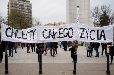  09.04.2016 WARSZAWA<br /> MANIFESTACJA PRZECIW ZAOSTRZANIU PRAWA ABORCYJNEGO POD SEJMEM <br /> N/Z UCZESTNICY TRANSPARENTY<br />  