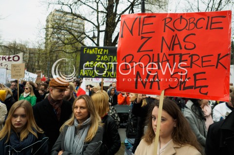  09.04.2016 WARSZAWA<br /> MANIFESTACJA PRZECIW ZAOSTRZANIU PRAWA ABORCYJNEGO POD SEJMEM <br /> N/Z UCZESTNICY TRANSPARENTY<br />  