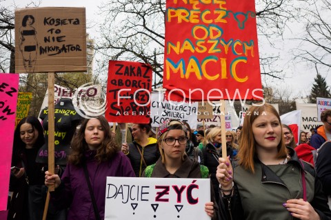  09.04.2016 WARSZAWA<br /> MANIFESTACJA PRZECIW ZAOSTRZANIU PRAWA ABORCYJNEGO POD SEJMEM <br /> N/Z UCZESTNICY TRANSPARENTY<br />  