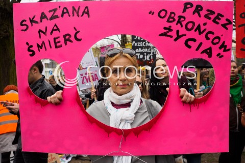  09.04.2016 WARSZAWA<br /> MANIFESTACJA PRZECIW ZAOSTRZANIU PRAWA ABORCYJNEGO POD SEJMEM <br /> N/Z UCZESTNICY TRANSPARENTY<br />  