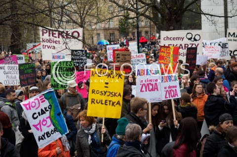  09.04.2016 WARSZAWA<br /> MANIFESTACJA PRZECIW ZAOSTRZANIU PRAWA ABORCYJNEGO POD SEJMEM <br /> N/Z TLUM TRANSPARENTY<br />  