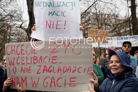  09.04.2016 WARSZAWA<br /> MANIFESTACJA PRZECIW ZAOSTRZANIU PRAWA ABORCYJNEGO POD SEJMEM <br /> N/Z UCZESTNICY TRANSPARENTY<br />  