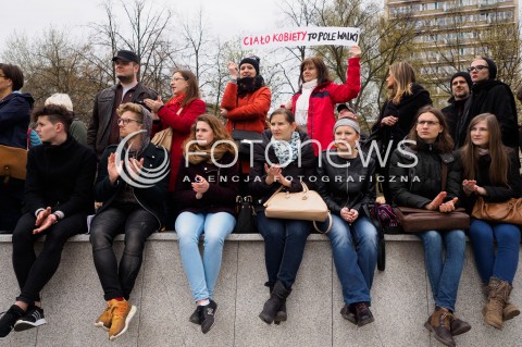  09.04.2016 WARSZAWA<br /> MANIFESTACJA PRZECIW ZAOSTRZANIU PRAWA ABORCYJNEGO POD SEJMEM <br /> N/Z UCZESTNICY TRANSPARENTY<br />  