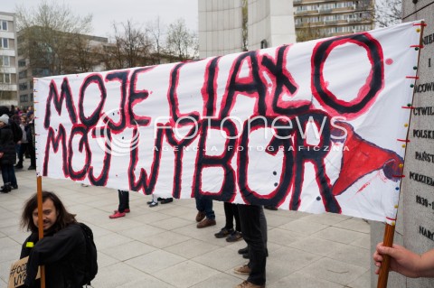  09.04.2016 WARSZAWA<br /> MANIFESTACJA PRZECIW ZAOSTRZANIU PRAWA ABORCYJNEGO POD SEJMEM <br /> N/Z UCZESTNICY TRANSPARENTY<br />  