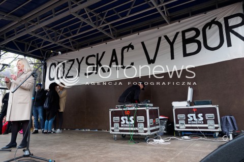  09.04.2016 WARSZAWA<br /> MANIFESTACJA PRZECIW ZAOSTRZANIU PRAWA ABORCYJNEGO POD SEJMEM <br /> N/Z PRZEMOWIENIE<br />  