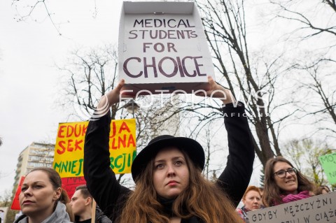  09.04.2016 WARSZAWA<br /> MANIFESTACJA PRZECIW ZAOSTRZANIU PRAWA ABORCYJNEGO POD SEJMEM <br /> N/Z UCZESTNICY TRANSPARENTY<br />  