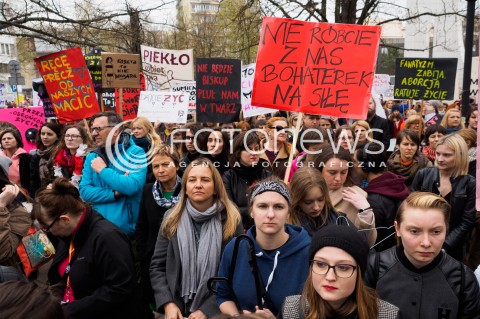  09.04.2016 WARSZAWA<br /> MANIFESTACJA PRZECIW ZAOSTRZANIU PRAWA ABORCYJNEGO POD SEJMEM <br /> N/Z TLUM TRANSPARENTY<br />  