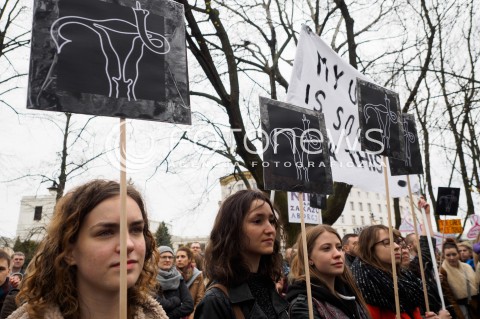  09.04.2016 WARSZAWA<br /> MANIFESTACJA PRZECIW ZAOSTRZANIU PRAWA ABORCYJNEGO POD SEJMEM <br /> N/Z UCZESTNICY TRANSPARENTY<br />  