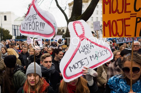  09.04.2016 WARSZAWA<br /> MANIFESTACJA PRZECIW ZAOSTRZANIU PRAWA ABORCYJNEGO POD SEJMEM <br /> N/Z TLUM TRANSPARENTY<br />  