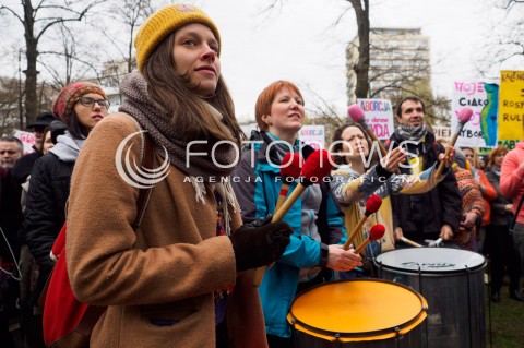  09.04.2016 WARSZAWA<br /> MANIFESTACJA PRZECIW ZAOSTRZANIU PRAWA ABORCYJNEGO POD SEJMEM <br /> N/Z UCZESTNICY TRANSPARENTY<br />  