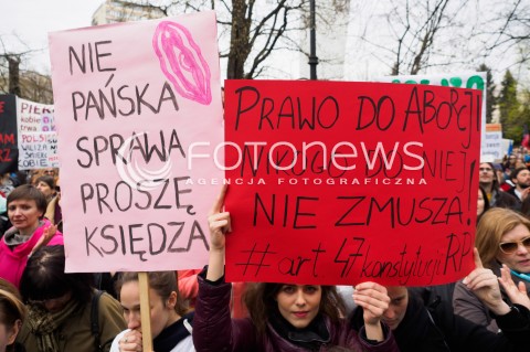  09.04.2016 WARSZAWA<br /> MANIFESTACJA PRZECIW ZAOSTRZANIU PRAWA ABORCYJNEGO POD SEJMEM <br /> N/Z UCZESTNICY TRANSPARENTY<br />  