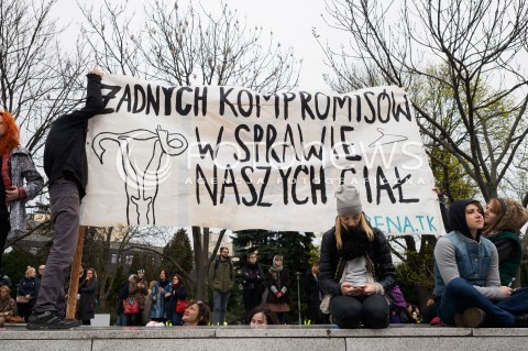  09.04.2016 WARSZAWA<br /> MANIFESTACJA PRZECIW ZAOSTRZANIU PRAWA ABORCYJNEGO POD SEJMEM <br /> N/Z UCZESTNICY TRANSPARENTY<br />  