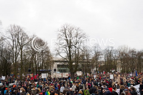  09.04.2016 WARSZAWA<br /> MANIFESTACJA PRZECIW ZAOSTRZANIU PRAWA ABORCYJNEGO POD SEJMEM <br /> N/Z TLUM TRANSPARENTY<br />  