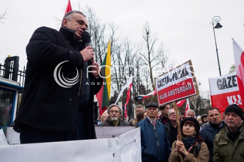  09.04.2016 WARSZAWA <br /> PIKIETA POD AMBASADA ROSJI W PRZEDDZIEN ROCZNICY KATASTROFY SMOLENSKIEJ  <br /> N/Z TOMASZ SAKIEWICZ<br />  