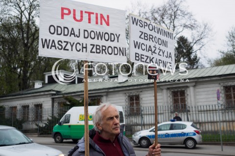  09.04.2016 WARSZAWA <br /> PIKIETA POD AMBASADA ROSJI W PRZEDDZIEN ROCZNICY KATASTROFY SMOLENSKIEJ  <br /> N/Z UCZESTNICY TRANSPARENTY<br />  