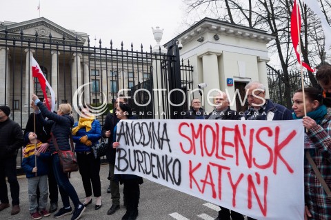 09.04.2016 WARSZAWA <br /> PIKIETA POD AMBASADA ROSJI W PRZEDDZIEN ROCZNICY KATASTROFY SMOLENSKIEJ  <br /> N/Z UCZESTNICY AMBASADA ROSJI<br />  