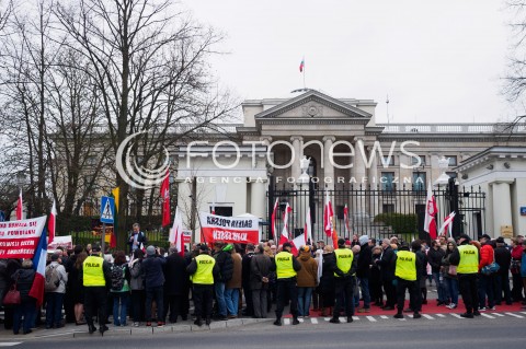  09.04.2016 WARSZAWA <br /> PIKIETA POD AMBASADA ROSJI W PRZEDDZIEN ROCZNICY KATASTROFY SMOLENSKIEJ  <br /> N/Z UCZESTNICY AMBASADA ROSJI<br />  
