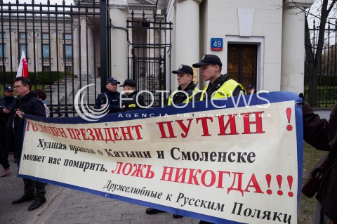  09.04.2016 WARSZAWA <br /> PIKIETA POD AMBASADA ROSJI W PRZEDDZIEN ROCZNICY KATASTROFY SMOLENSKIEJ  <br /> N/Z UCZESTNICY TRANSPARENTY<br />  