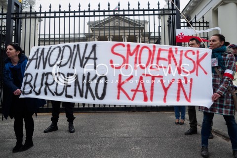  09.04.2016 WARSZAWA <br /> PIKIETA POD AMBASADA ROSJI W PRZEDDZIEN ROCZNICY KATASTROFY SMOLENSKIEJ  <br /> N/Z UCZESTNICY TRANSPARENTY<br />  