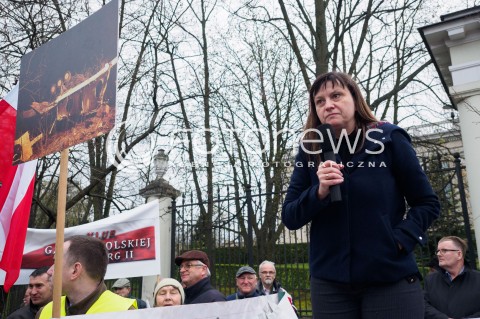  09.04.2016 WARSZAWA <br /> PIKIETA POD AMBASADA ROSJI W PRZEDDZIEN ROCZNICY KATASTROFY SMOLENSKIEJ  <br /> N/Z EWA STANKIEWICZ<br />  