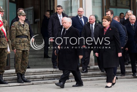  10.04.2016 WARSZAWA<br /> OBCHODY 6 ROCZNICY KATASTROFY SMOLENSKIEJ<br /> UROCZYSTE ODSLONIECIE TABLICY UPAMIETNIAJACEJ GRAZYNE GESICKA<br /> N/Z JAROSLAW KACZYNSKI BEATA SZYDLO<br />  