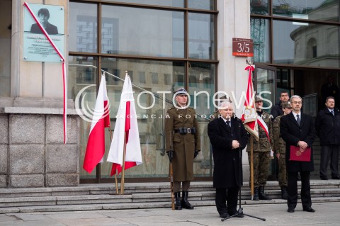  10.04.2016 WARSZAWA<br /> OBCHODY 6 ROCZNICY KATASTROFY SMOLENSKIEJ<br /> UROCZYSTE ODSLONIECIE TABLICY UPAMIETNIAJACEJ GRAZYNE GESICKA<br /> N/Z JAROSLAW KACZYNSKI<br />  