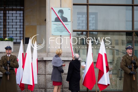  10.04.2016 WARSZAWA<br /> OBCHODY 6 ROCZNICY KATASTROFY SMOLENSKIEJ<br /> UROCZYSTE ODSLONIECIE TABLICY UPAMIETNIAJACEJ GRAZYNE GESICKA<br /> N/Z JAROSLAW KACZYNSKI CORKA GRAZYNY GESICKIEJ KLARA GESICKA<br />  