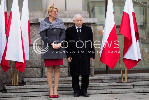  10.04.2016 WARSZAWA<br /> OBCHODY 6 ROCZNICY KATASTROFY SMOLENSKIEJ<br /> UROCZYSTE ODSLONIECIE TABLICY UPAMIETNIAJACEJ GRAZYNE GESICKA<br /> N/Z JAROSLAW KACZYNSKI CORKA GRAZYNY GESICKIEJ KLARA GESICKA<br />  