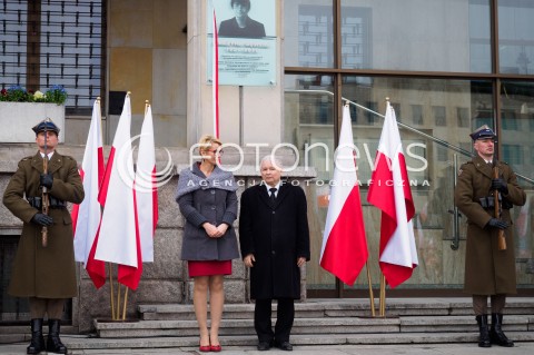  10.04.2016 WARSZAWA<br /> OBCHODY 6 ROCZNICY KATASTROFY SMOLENSKIEJ<br /> UROCZYSTE ODSLONIECIE TABLICY UPAMIETNIAJACEJ GRAZYNE GESICKA<br /> N/Z JAROSLAW KACZYNSKI CORKA GRAZYNY GESICKIEJ KLARA GESICKA<br />  