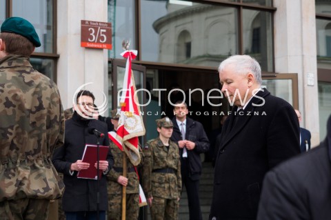  10.04.2016 WARSZAWA<br /> OBCHODY 6 ROCZNICY KATASTROFY SMOLENSKIEJ<br /> UROCZYSTE ODSLONIECIE TABLICY UPAMIETNIAJACEJ GRAZYNE GESICKA<br /> N/Z JAROSLAW KACZYNSKI<br />  
