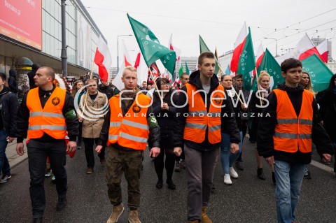  10.04.2016 WARSZAWA <br /> ANTY IMIGRACYJNA MANIFESTACJA SRODOWISK NARODOWYCH <br /> N/Z STRAZ MARSZU NIEPODLEGLOSCI CZOLO MARSZU<br />  