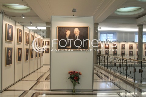  13.04.2016 WARSZAWA SEJM<br />POSIEDZENIE SEJMU RP<br />N/Z PORTRETY SMOLENSKIE KU CZCI OFIAR KATASTROFY PORTRET MARIA I LECH KACZYNSKA<br /> 