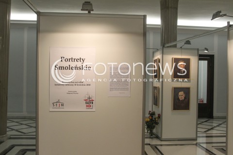  13.04.2016 WARSZAWA SEJM<br />POSIEDZENIE SEJMU RP<br />N/Z PORTRETY SMOLENSKIE KU CZCI OFIAR KATASTROFY<br /> 