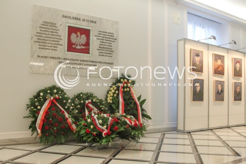  13.04.2016 WARSZAWA SEJM<br />POSIEDZENIE SEJMU RP<br />N/Z PORTRETY SMOLENSKIE KU CZCI OFIAR KATASTROFY<br /> 