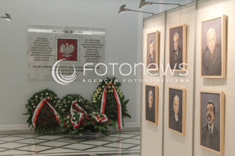  13.04.2016 WARSZAWA SEJM<br />POSIEDZENIE SEJMU RP<br />N/Z PORTRETY SMOLENSKIE KU CZCI OFIAR KATASTROFY<br /> 