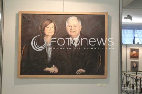  13.04.2016 WARSZAWA SEJM<br />POSIEDZENIE SEJMU RP<br />N/Z PORTRETY SMOLENSKIE KU CZCI OFIAR KATASTROFY PORTRET MARIA I LECH KACZYNSKA<br /> 