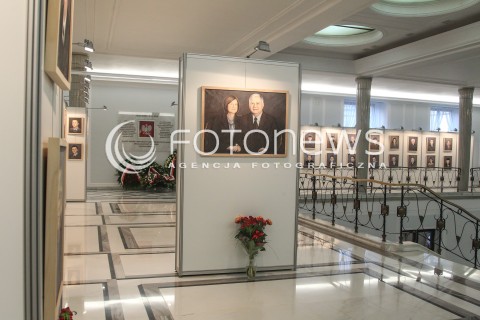  13.04.2016 WARSZAWA SEJM<br />POSIEDZENIE SEJMU RP<br />N/Z PORTRETY SMOLENSKIE KU CZCI OFIAR KATASTROFY PORTRET MARIA I LECH KACZYNSKA<br /> 