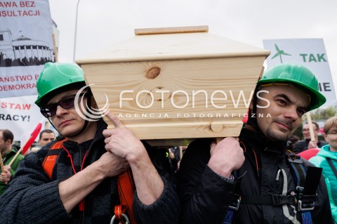  14.04.2016 WARSZAWA<br /> MANIFESTACJA PRZECIWKO ZMIANOM W ENERGETYCE WIATROWEJ <br /> N/Z UCZESTNICY NIOSACY TRUMNE<br />  