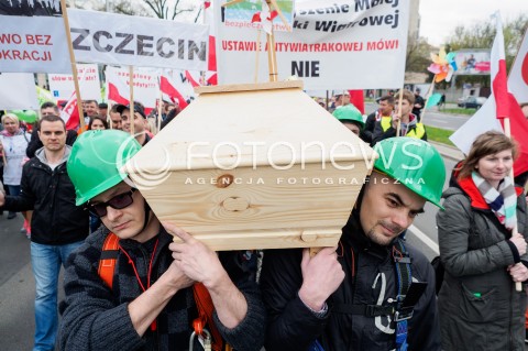  14.04.2016 WARSZAWA<br /> MANIFESTACJA PRZECIWKO ZMIANOM W ENERGETYCE WIATROWEJ <br /> N/Z UCZESTNICY NIOSACY TRUMNE<br />  