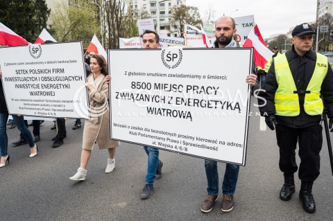  14.04.2016 WARSZAWA<br /> MANIFESTACJA PRZECIWKO ZMIANOM W ENERGETYCE WIATROWEJ <br /> N/Z UCZESTNICY<br />  