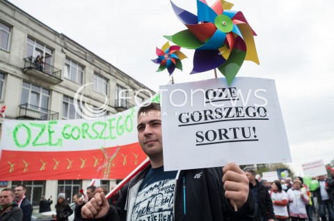  14.04.2016 WARSZAWA<br /> MANIFESTACJA PRZECIWKO ZMIANOM W ENERGETYCE WIATROWEJ <br /> N/Z UCZESTNICY<br />  