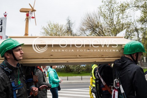  14.04.2016 WARSZAWA<br /> MANIFESTACJA PRZECIWKO ZMIANOM W ENERGETYCE WIATROWEJ <br /> N/Z UCZESTNICY NOSIACY TRUMNE<br />  