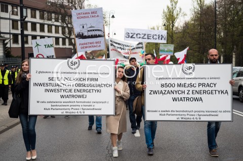  14.04.2016 WARSZAWA<br /> MANIFESTACJA PRZECIWKO ZMIANOM W ENERGETYCE WIATROWEJ <br /> N/Z UCZESTNICY<br />  
